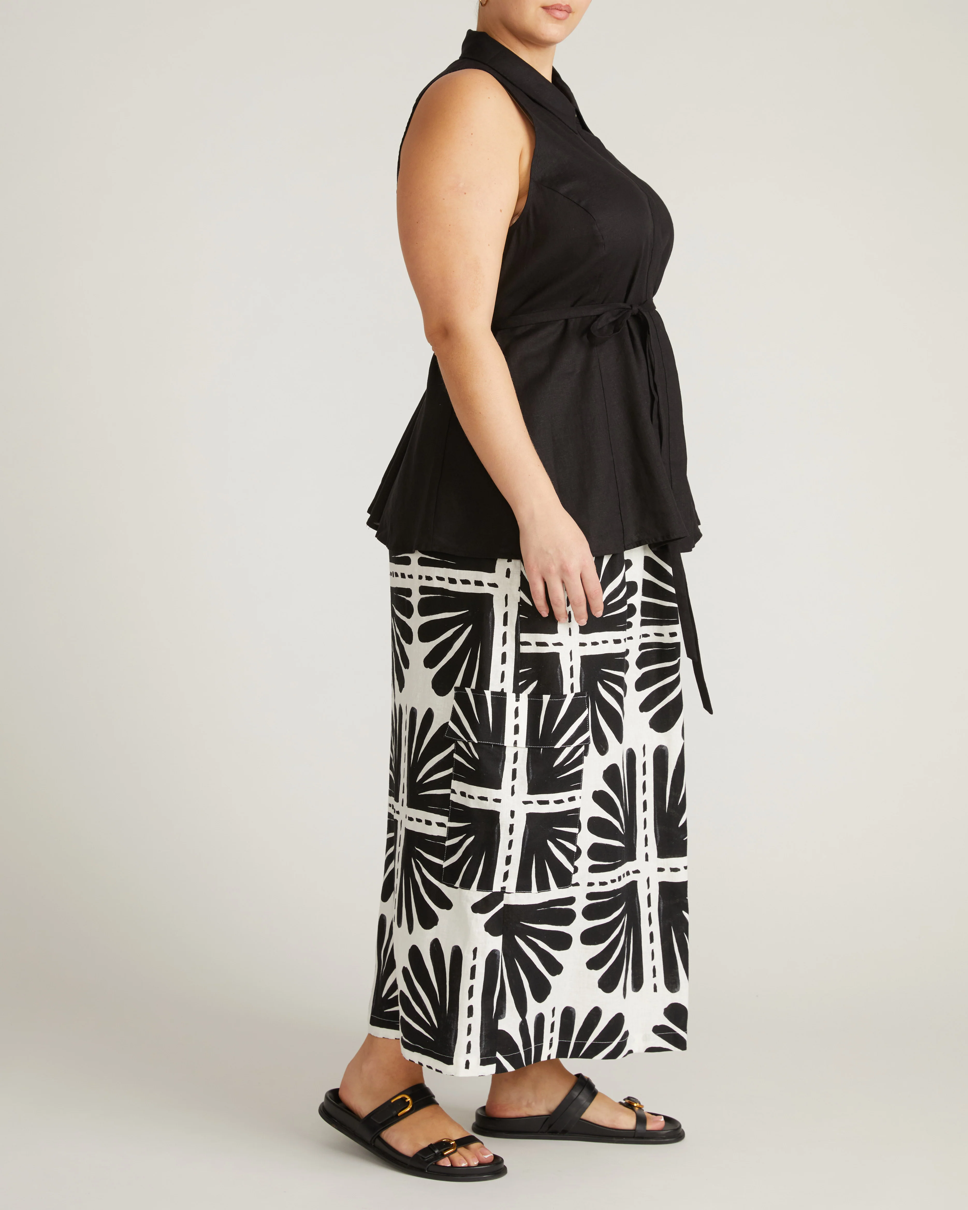 Adelaide Sleeveless Linen Shirt - Black - Image 5