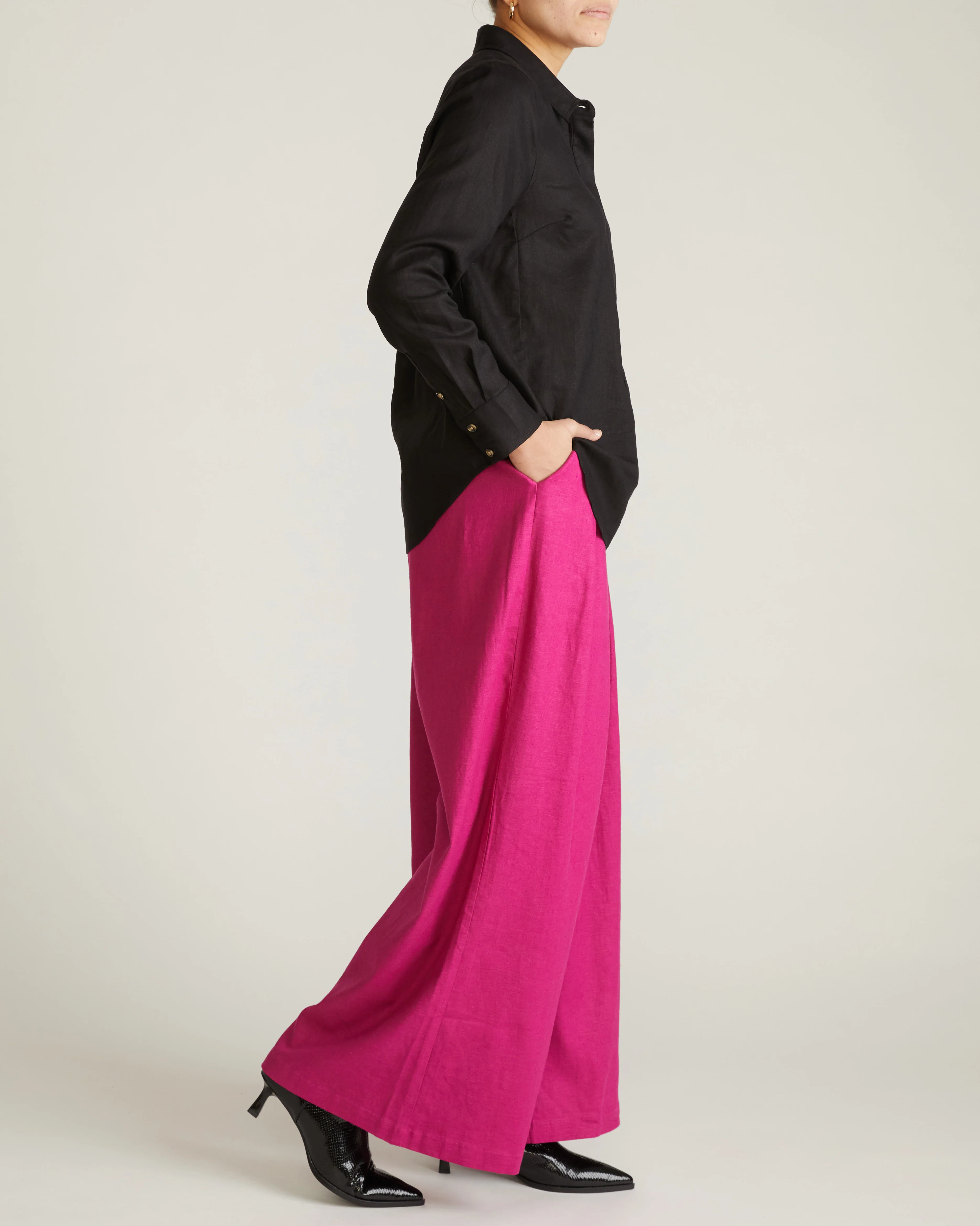 Elbe Popover Stretch Linen Shirt - Black - Image 4
