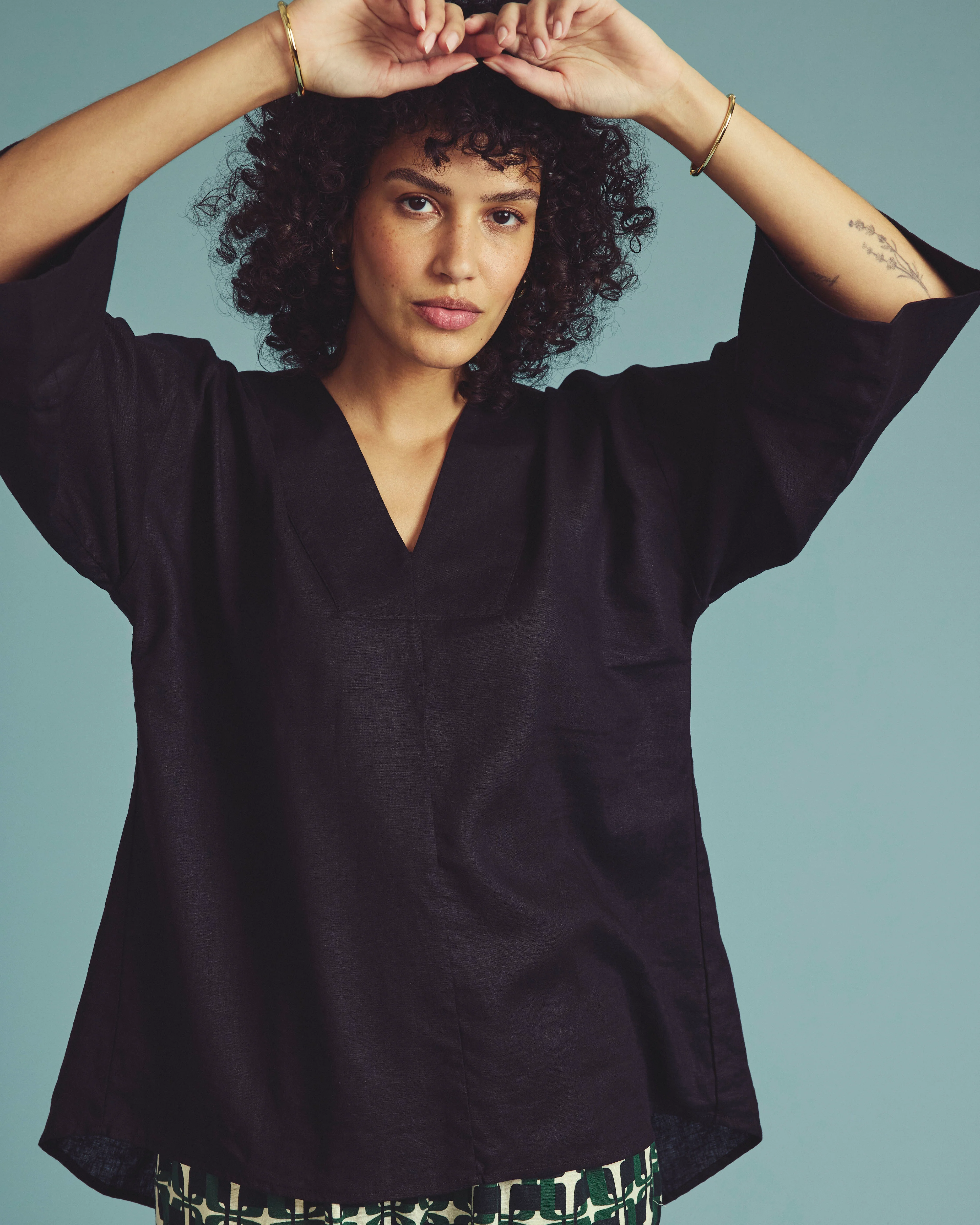 Elio V-Neck Linen Top - Black - Image 3