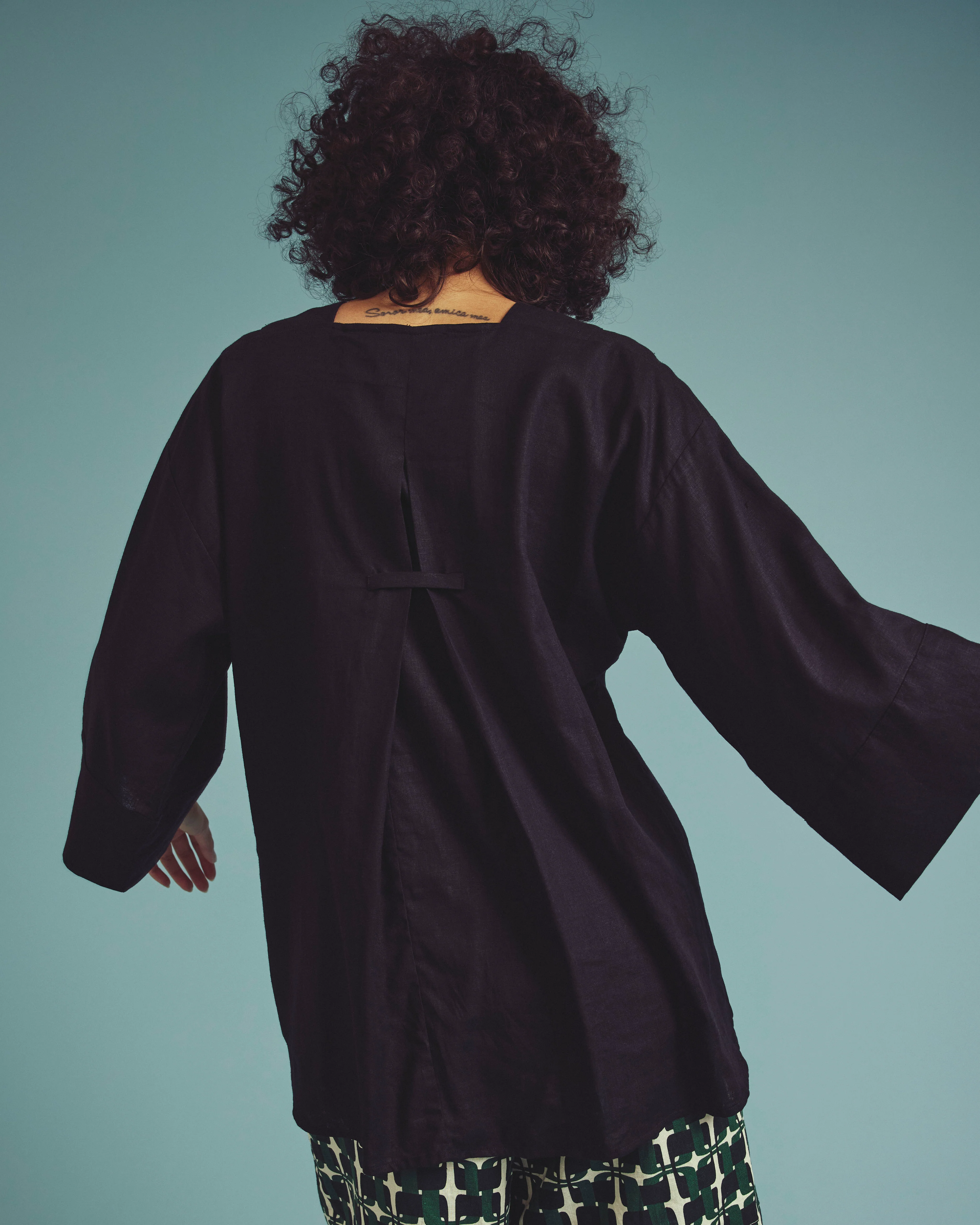 Elio V-Neck Linen Top - Black - Image 4